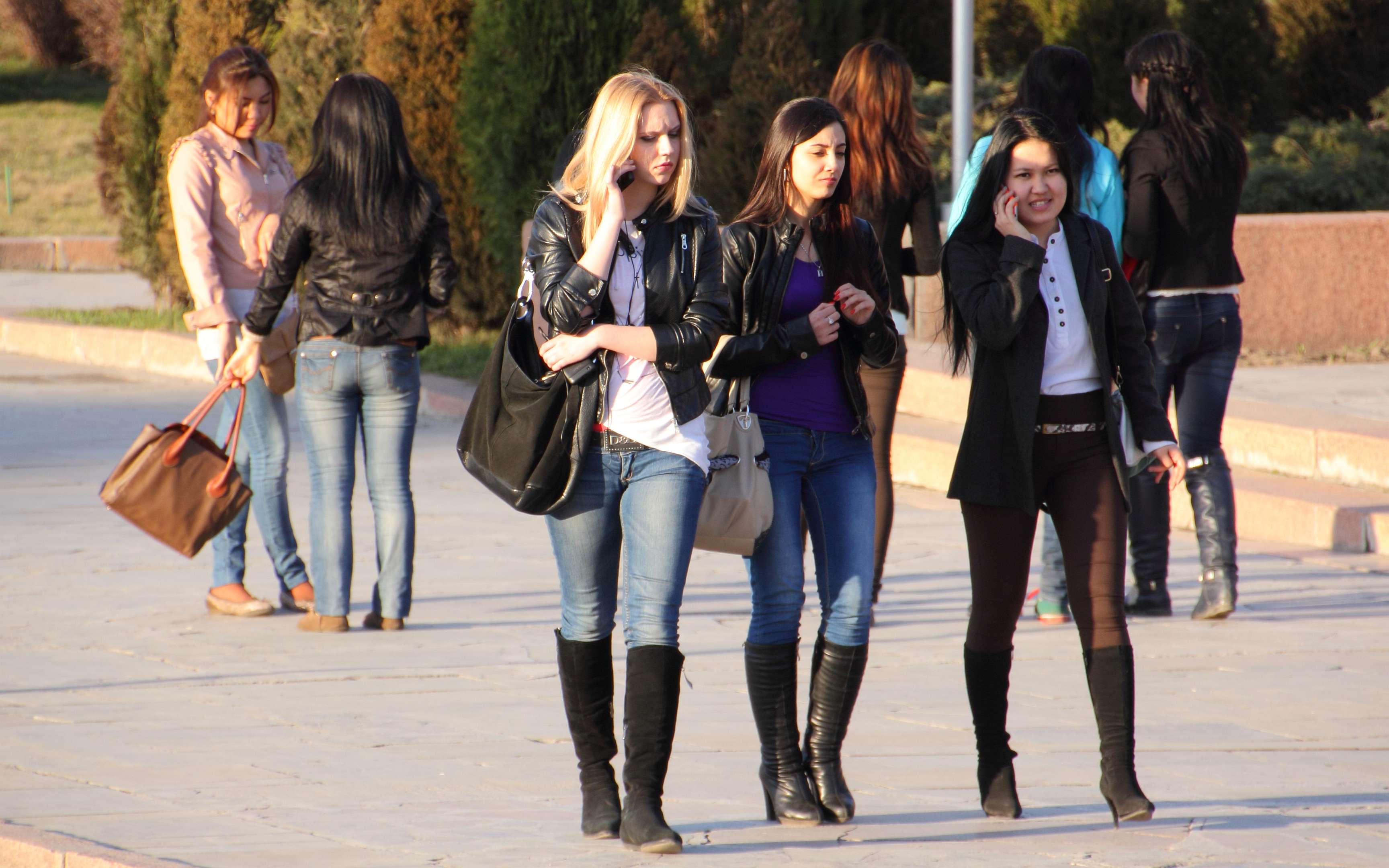 Bishkek Women In Chuy Avenue The World In Images