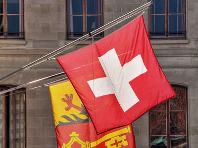 Geneva | Flags in the historic centre