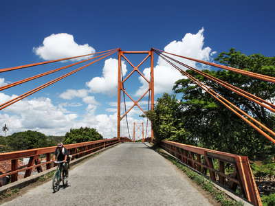 La Victoria  |  Bridge crossing Río Cauca