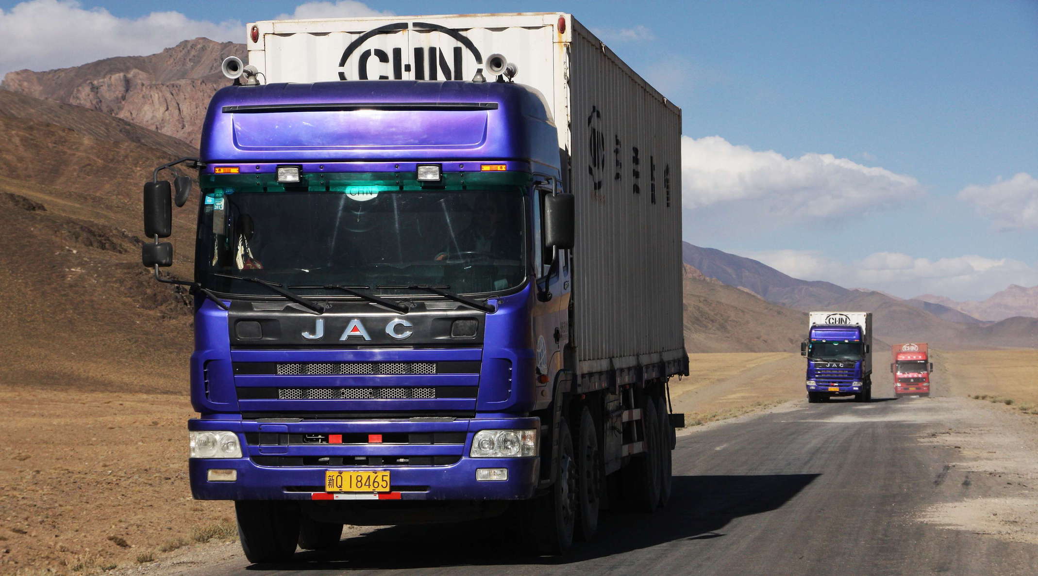 Alichur Pamir  |  Pamir Highway with Chinese trucks