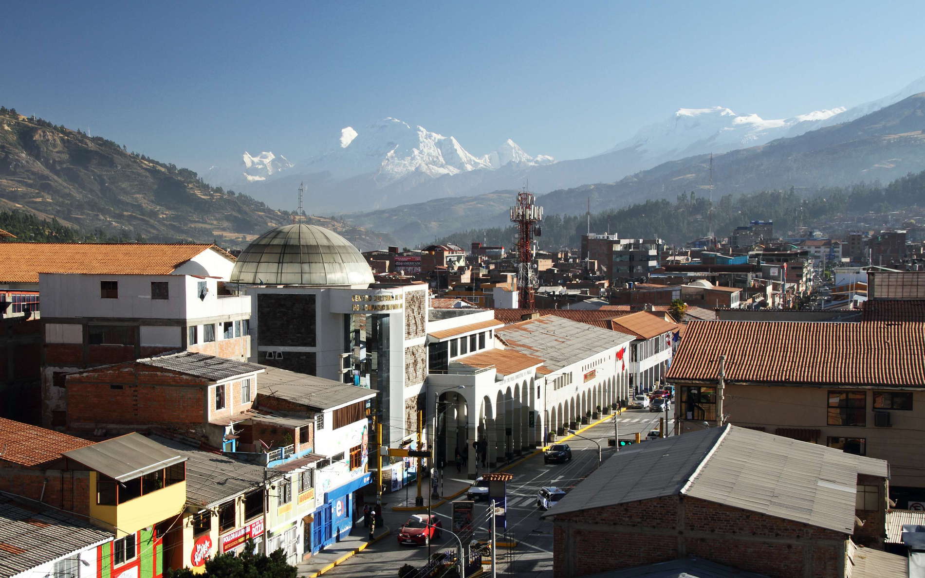 Huaraz | City centre with Cordillera Blanca