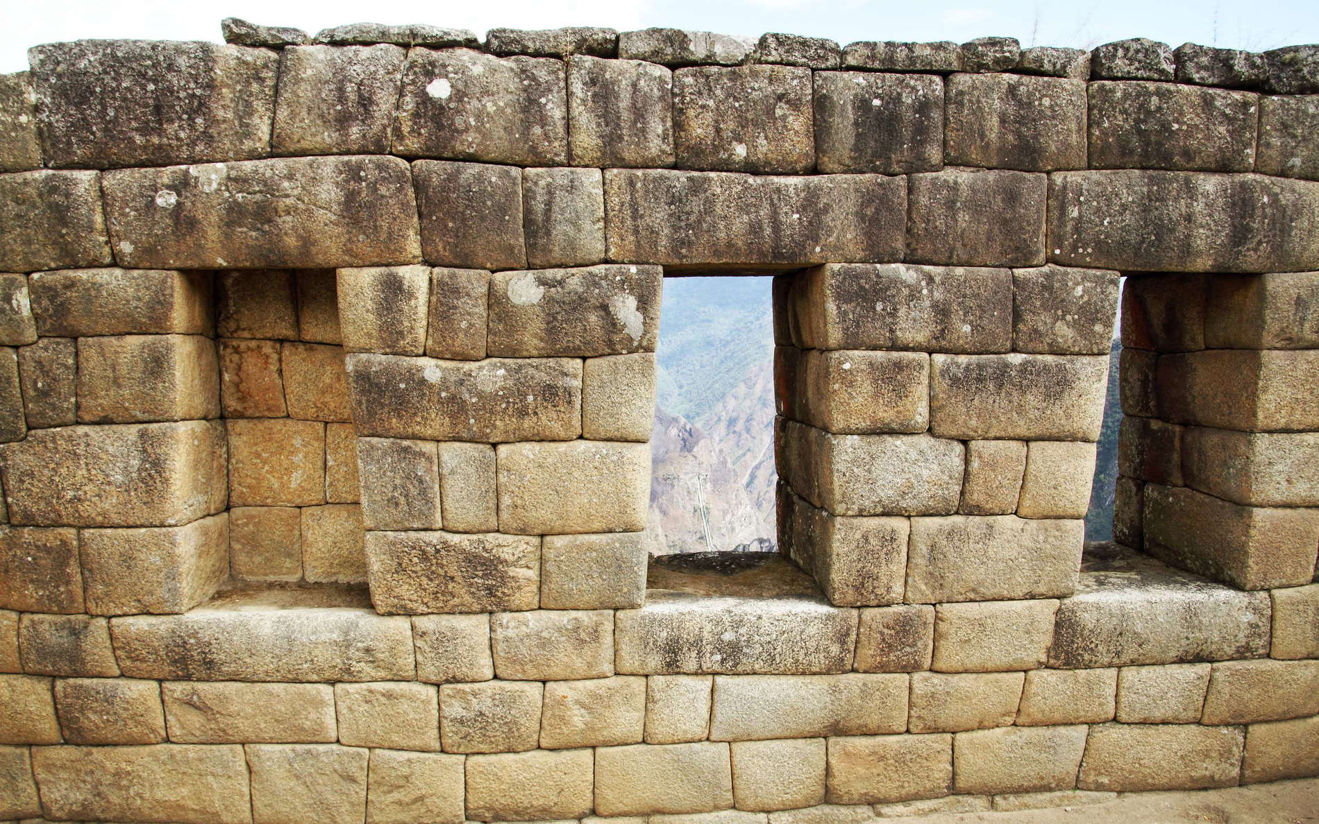 Machu Picchu | Wall with windows in the upper town
