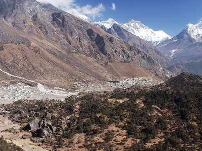 Kunde and Khumjung with rock slide deposit