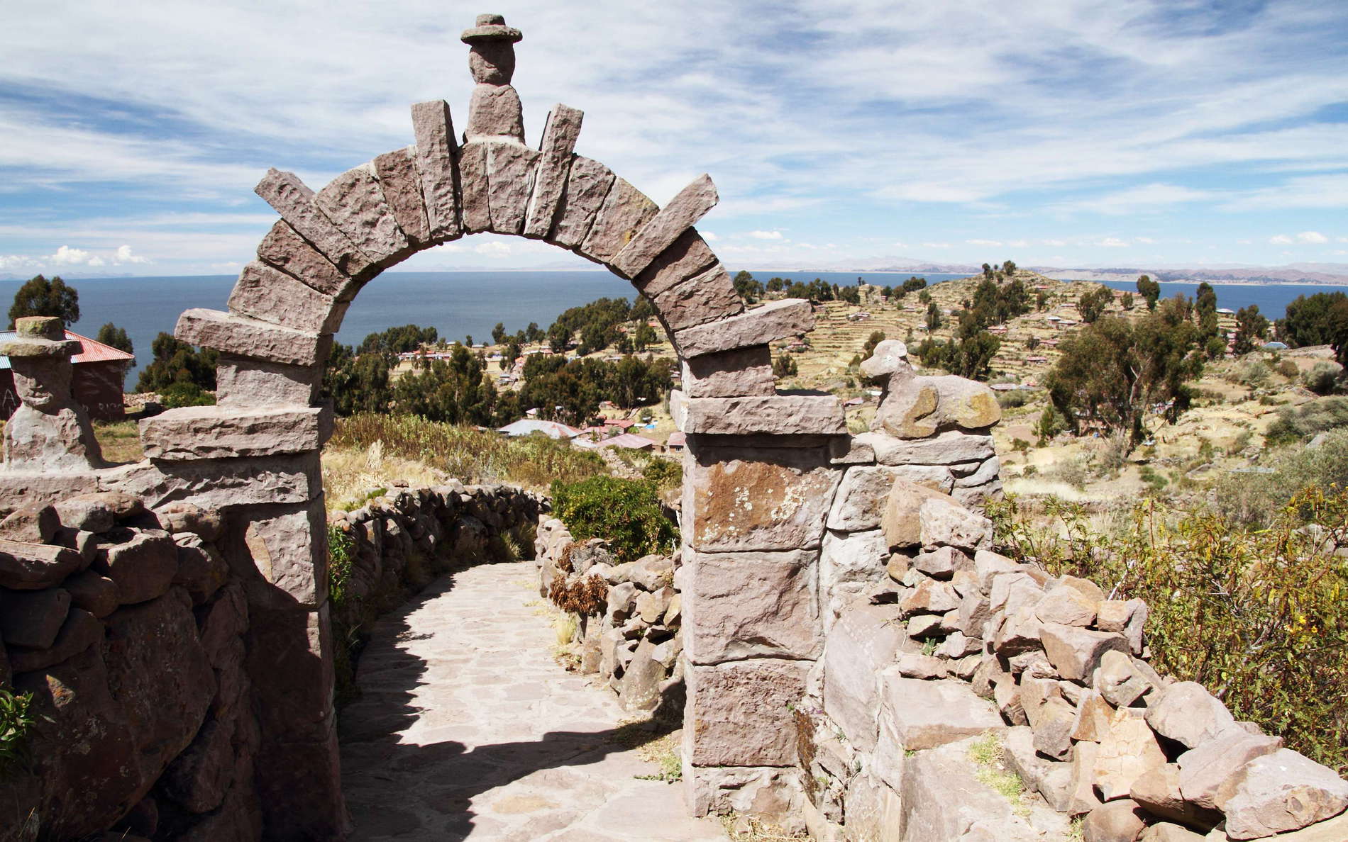 Isla Taquile | Footpath with stone arch
