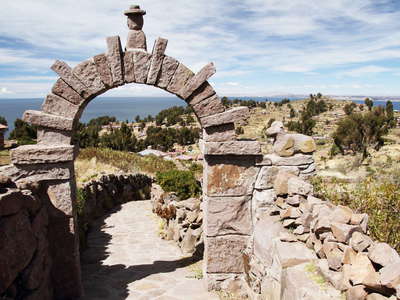 Isla Taquile | Footpath with stone arch