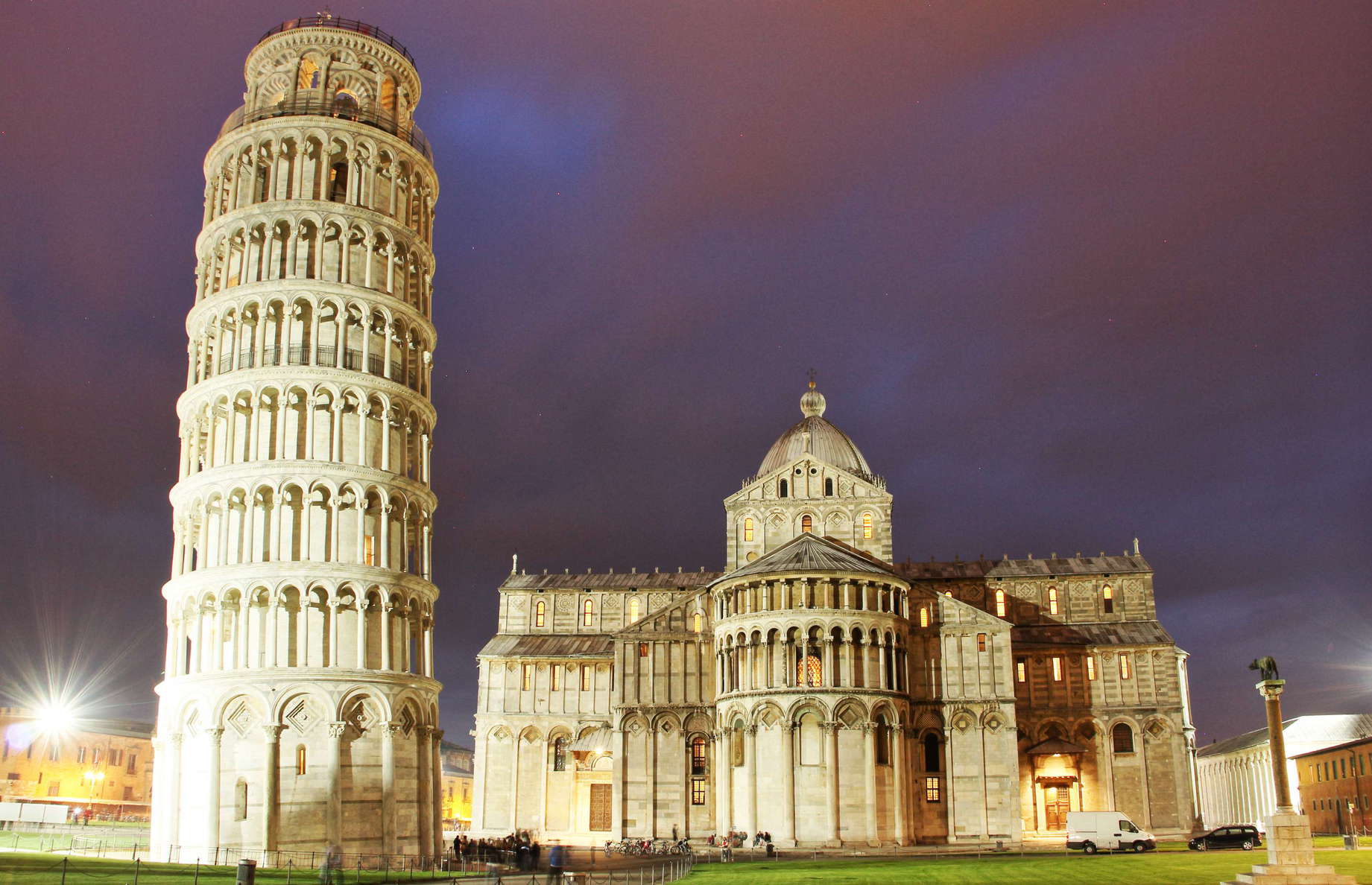 leaning tower of pisa at night