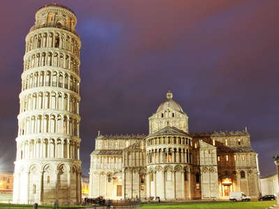 Pisa | Leaning tower and cathedral at night