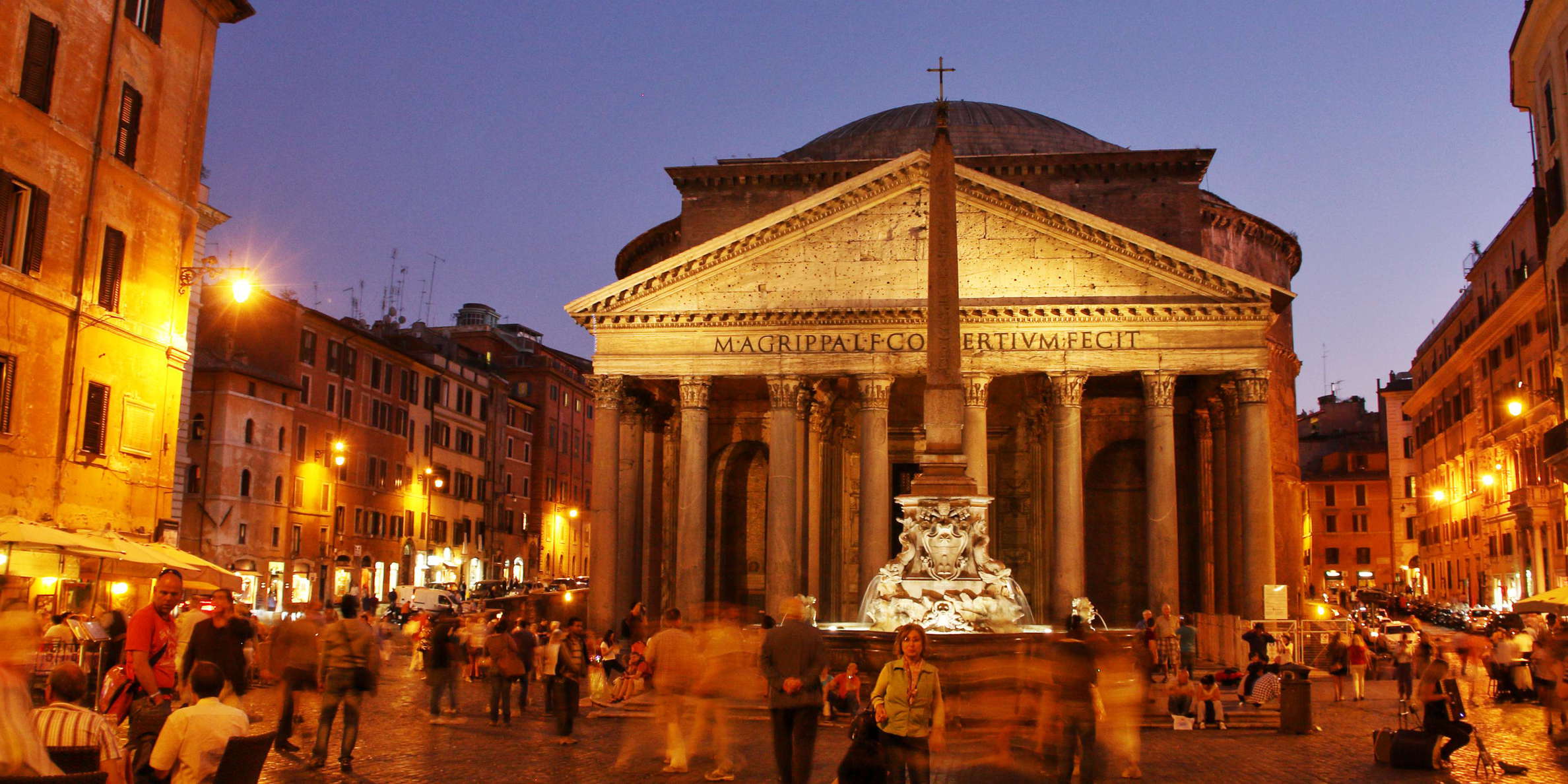 Roma | Piazza del Pantheon at night