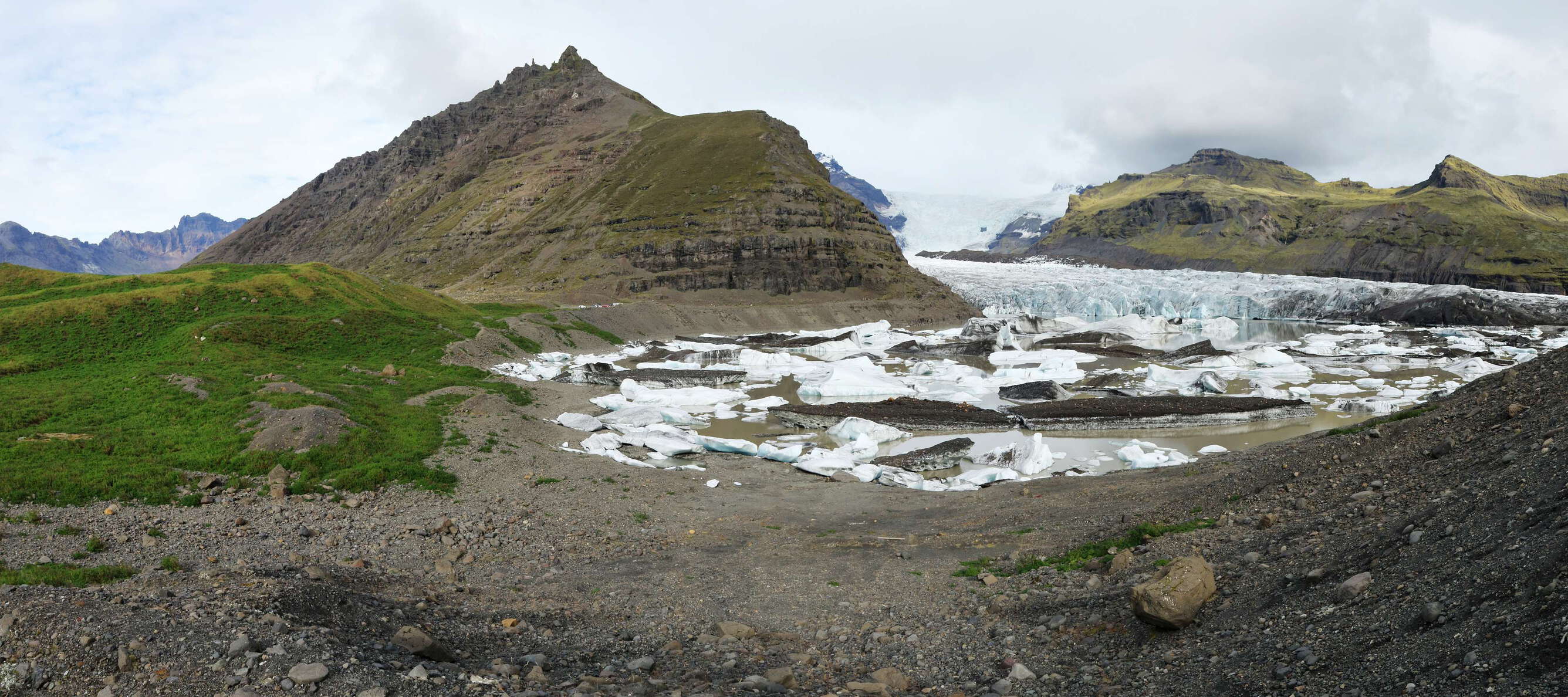 Svínafellsjökull | Proglacial lake with icebergs