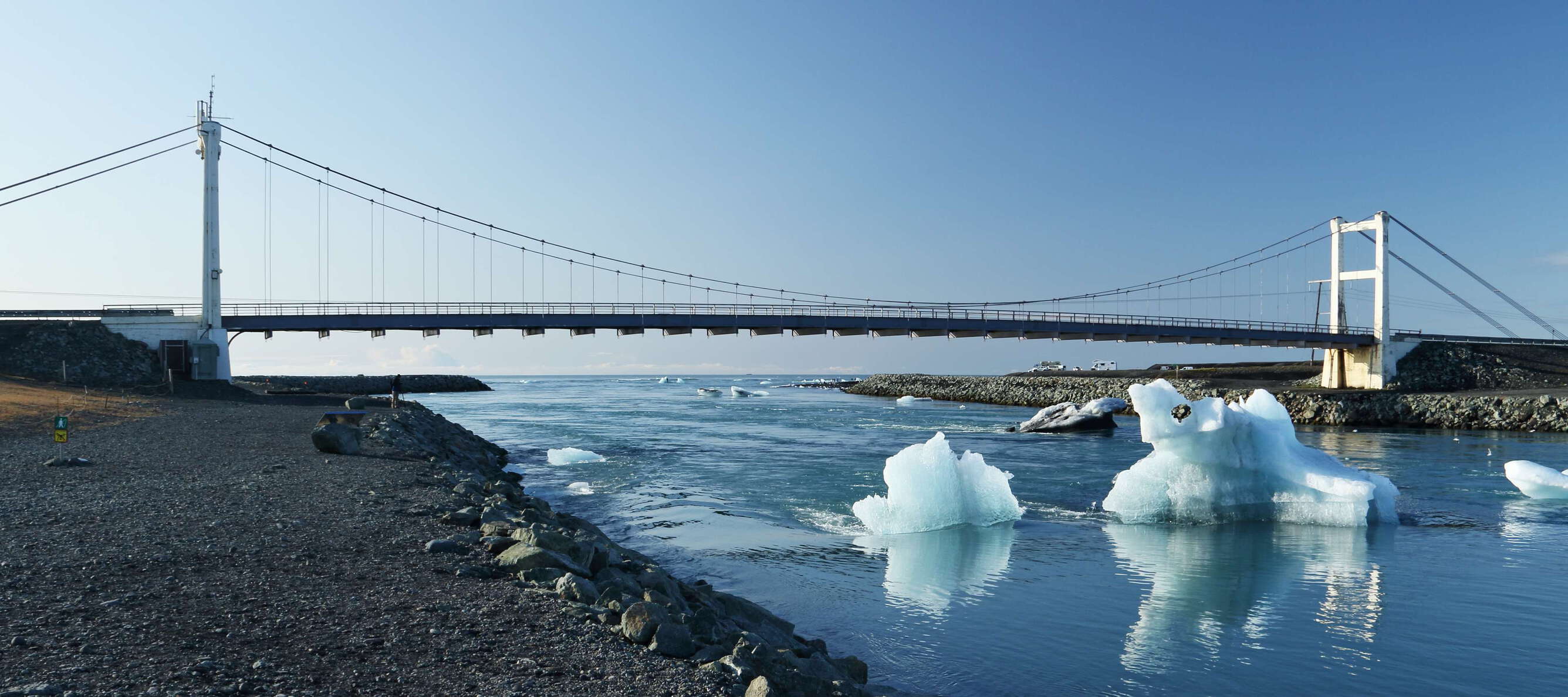 Jökulsárlón | Outlet with icebergs and bridge