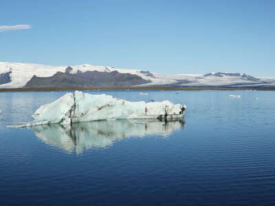 Jökulsárlón with icebergs and Breiðamerkurjökull