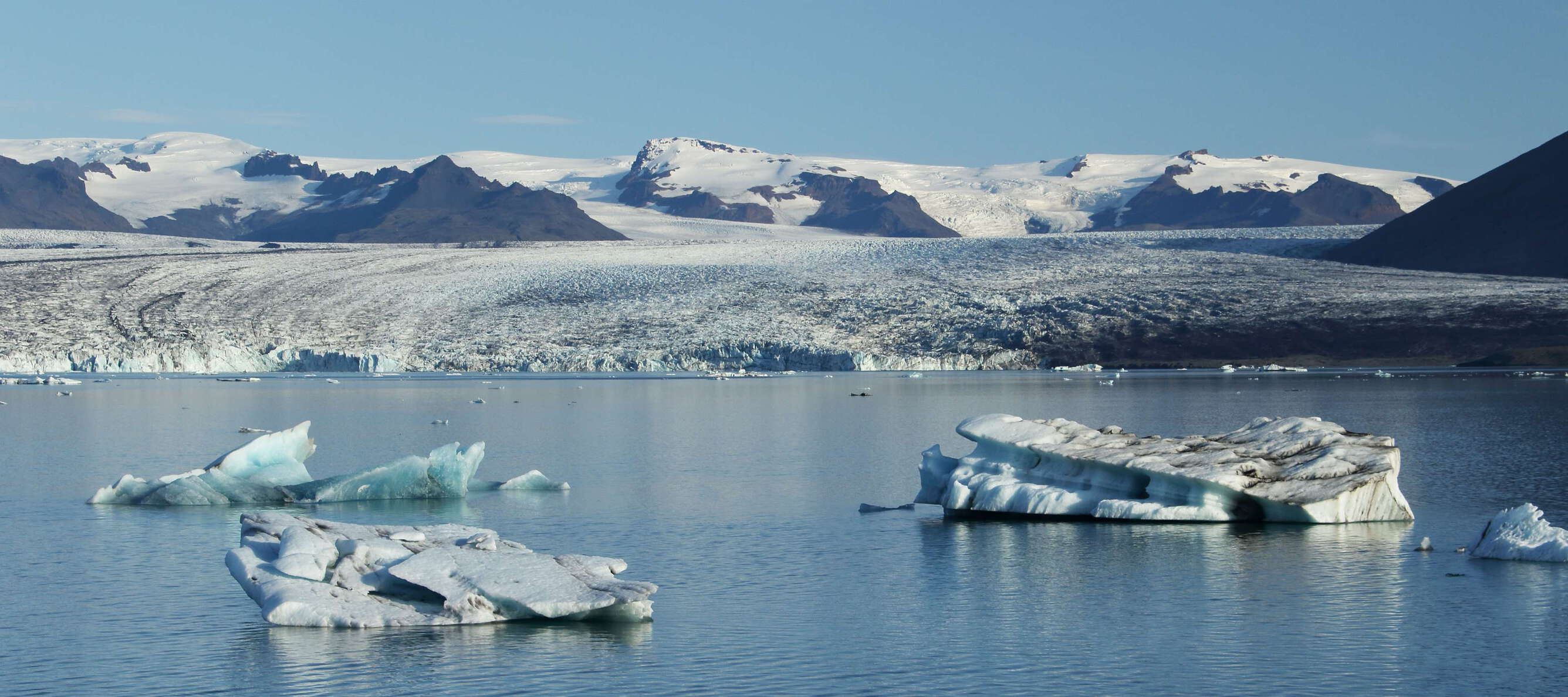 Jökulsárlón with icebergs and Breiðamerkurjökull