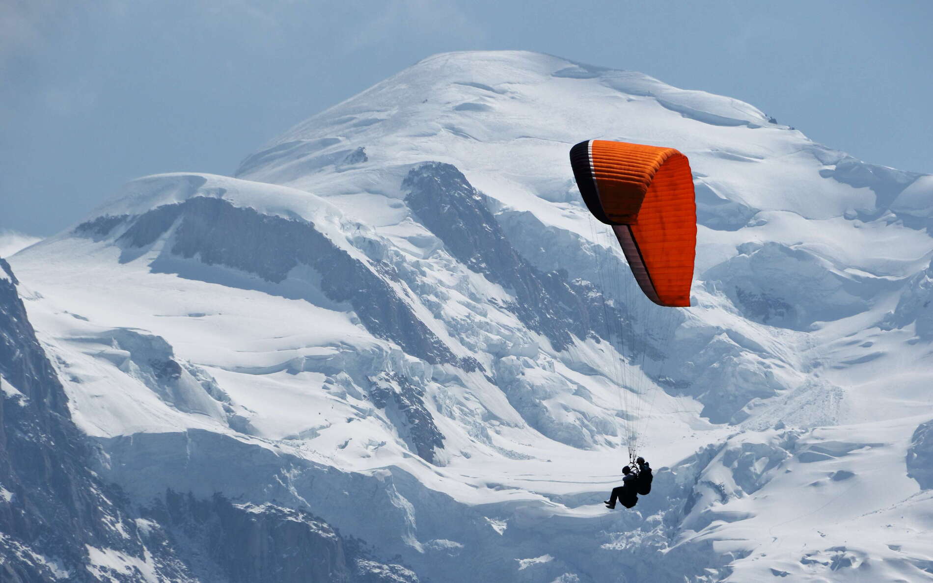 Mont Blanc | Summit and paragliders