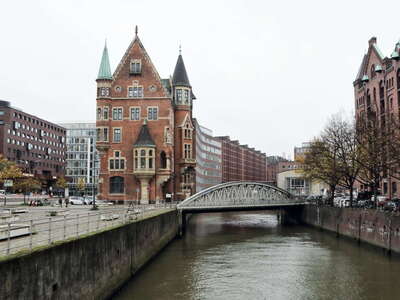 Hamburg | St. Annenfleet with Neuerwegsbrücke