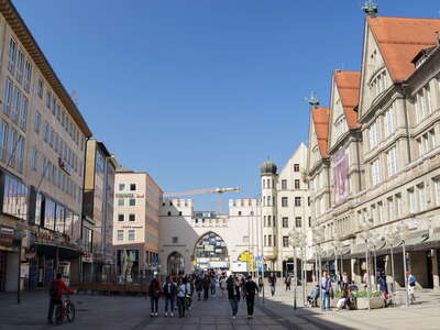 München | Neuhauser Straße with Karlstor