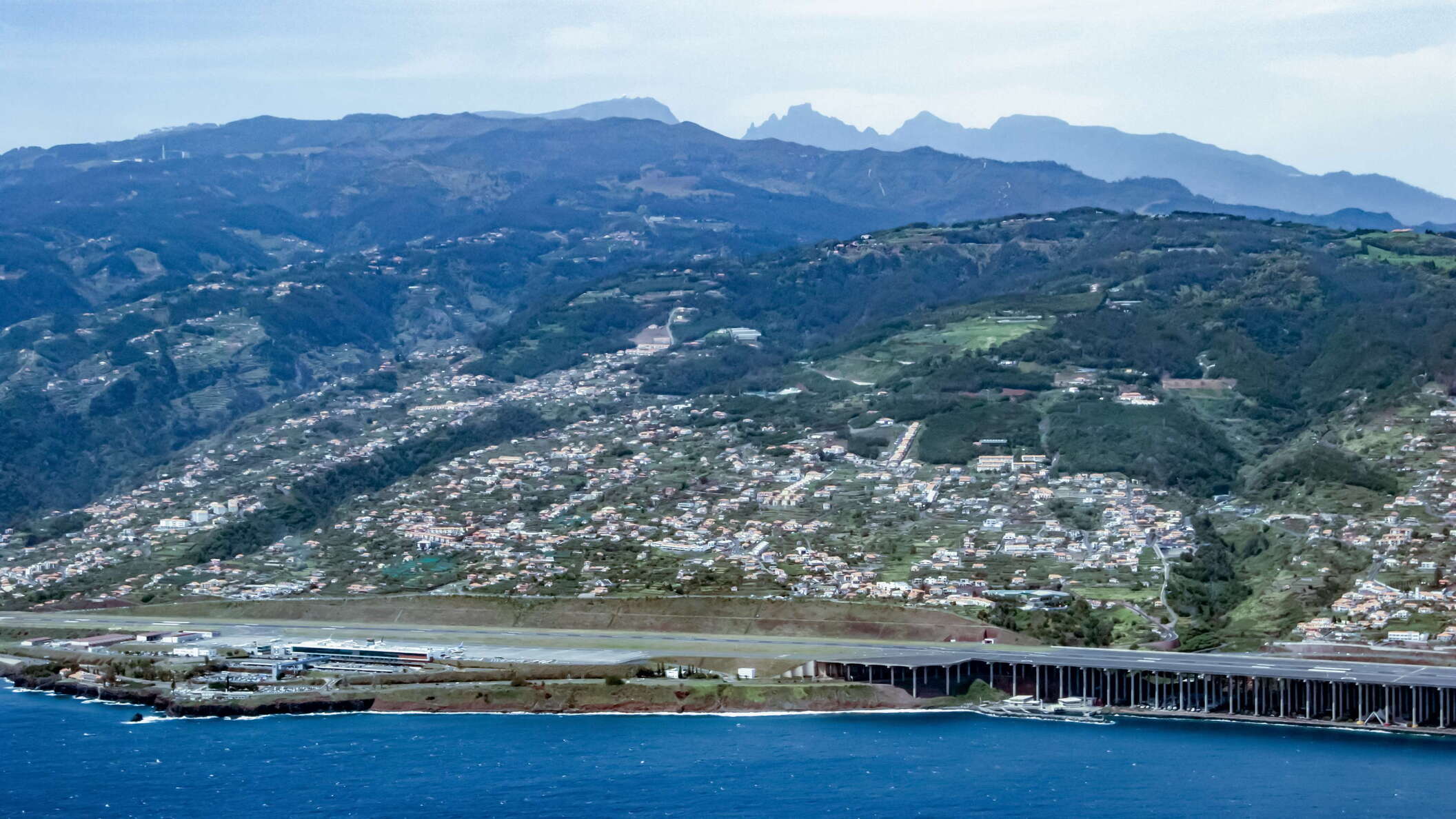 Aeroporto da Madeira and Maciço Montanhoso Central