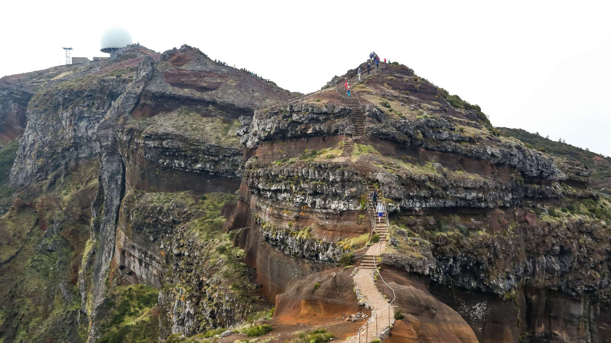 Pico do Arieiro | Volcanic layers and dike