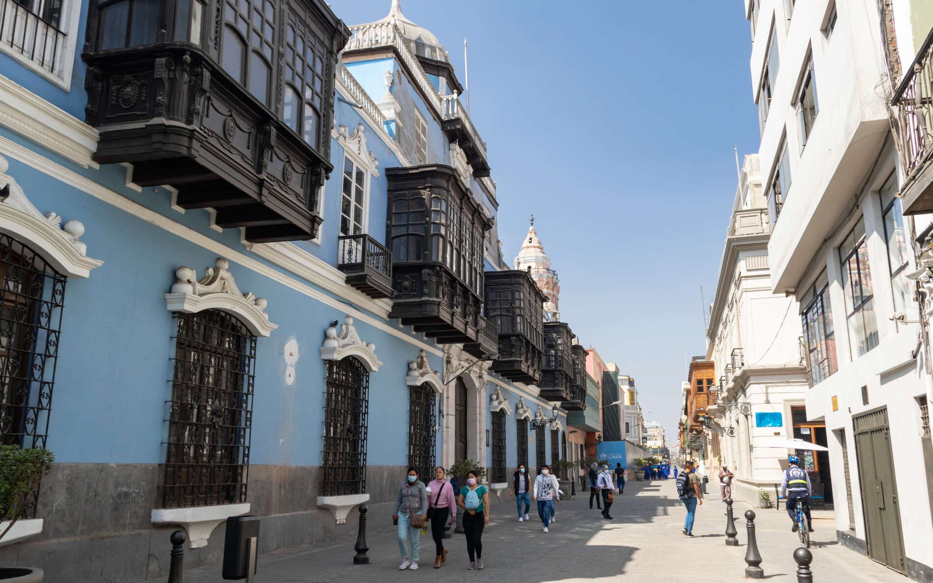 Lima | Jirón Conde de Superunda with oriels