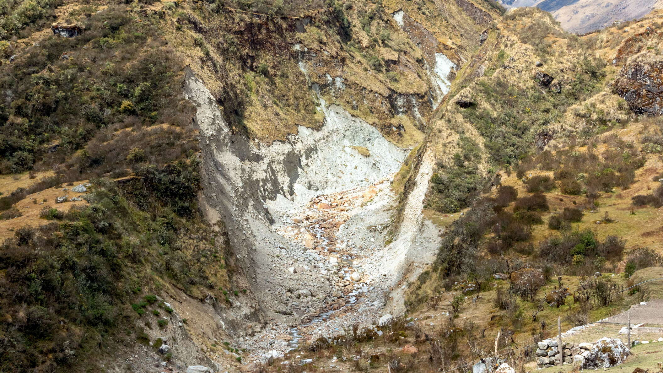 Quebrada Humantay | Erosion by the 2020 GLOF