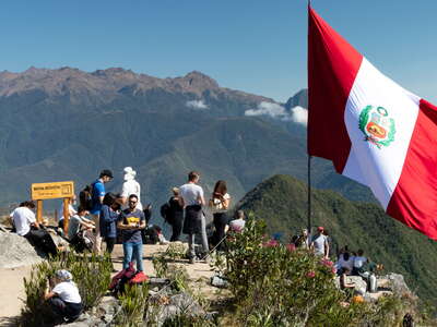 Montaña Machu Picchu with Peruvian flag