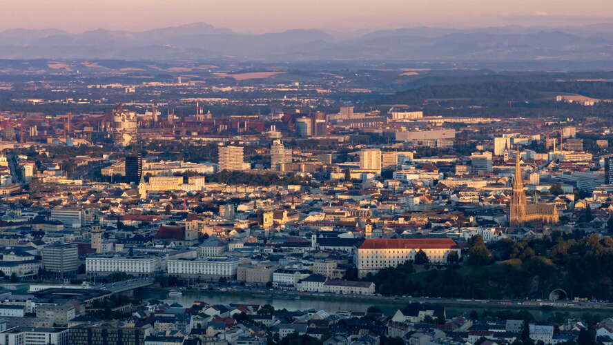 Linz | City centre and Vöestalpine at sunset