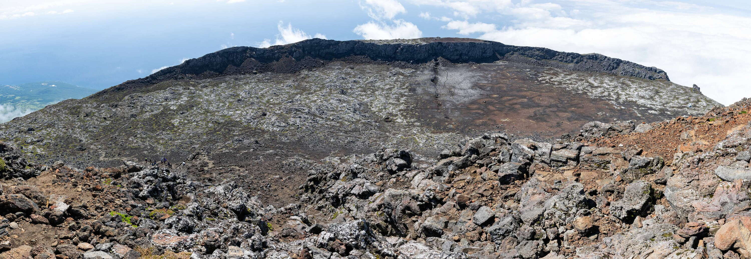 Montanha do Pico | Summit crater with escarpment