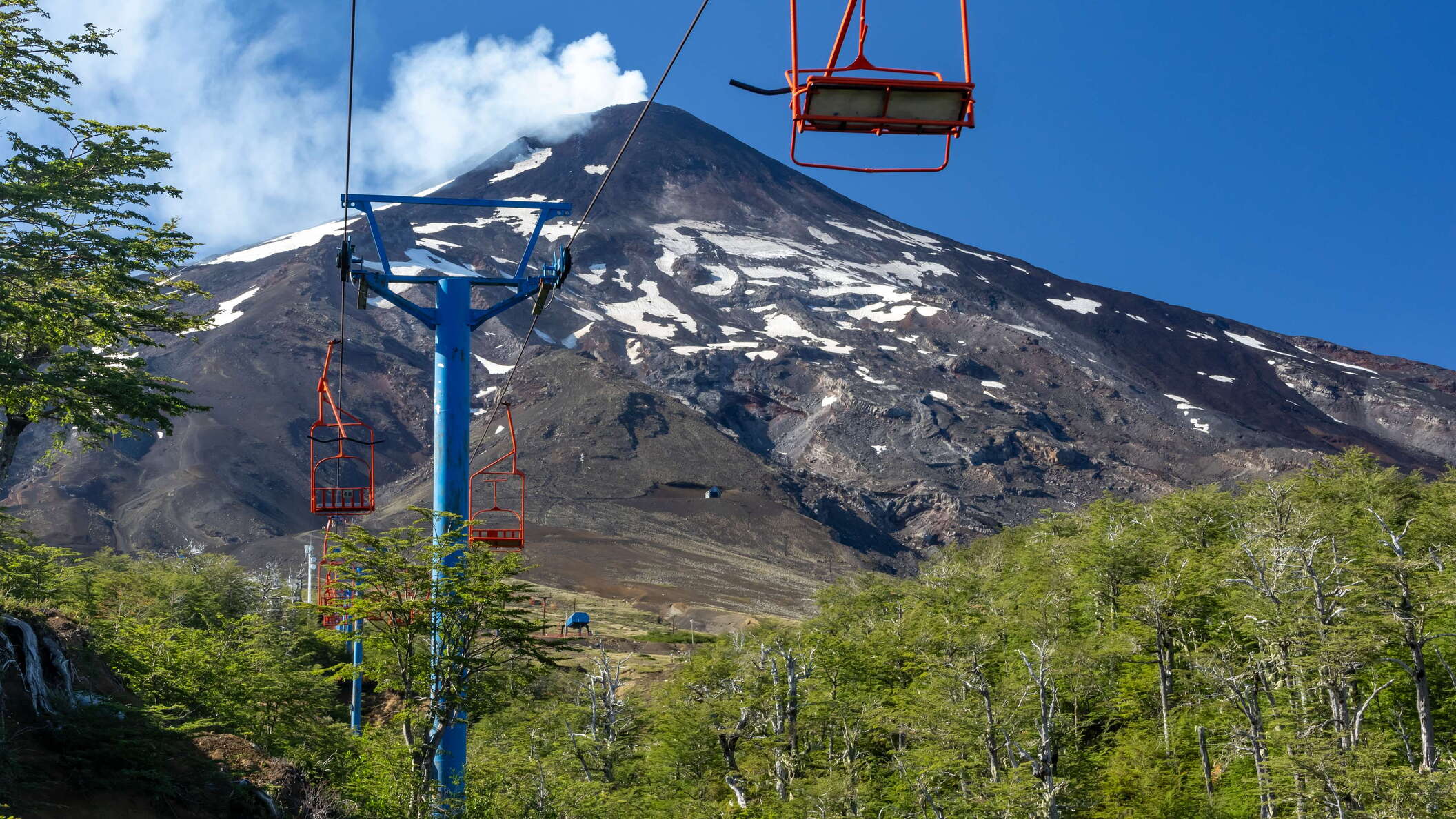 Centro de Ski Pillán | Chair lift and Volcán Villarrica