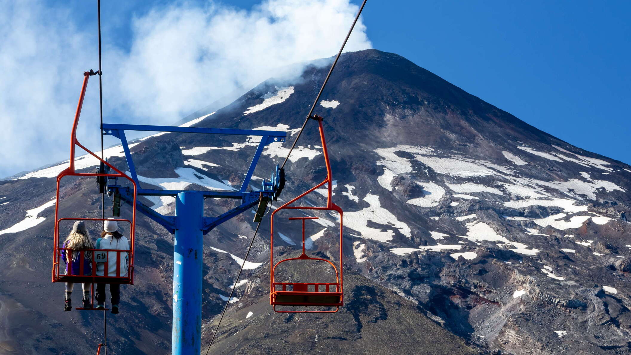 Centro de Ski Pillán | Chair lift with Volcán Villarrica