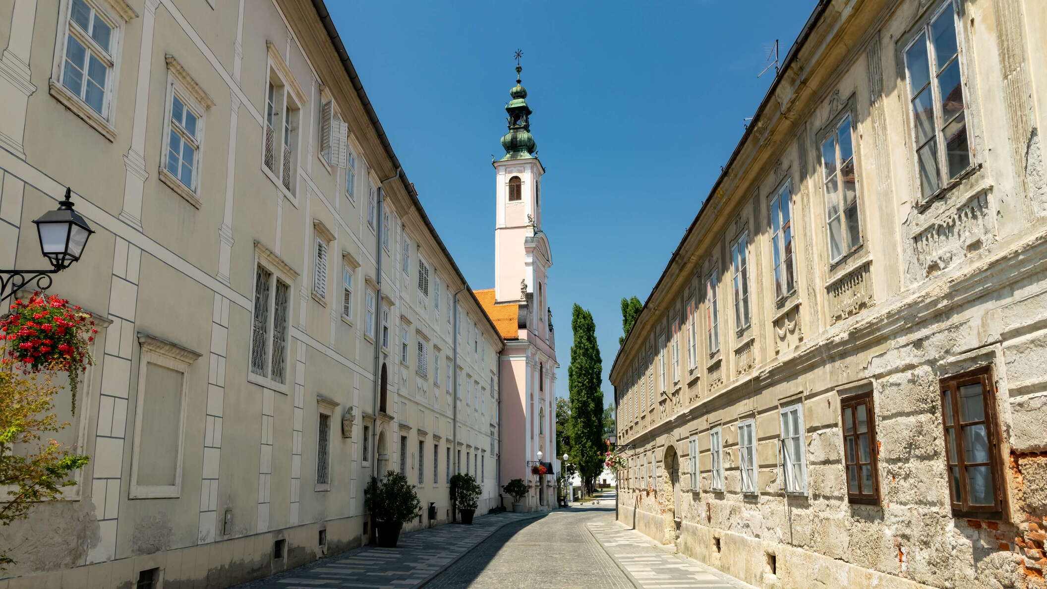 Varaždin | Uršulinska ulica with Uršulinski samostan